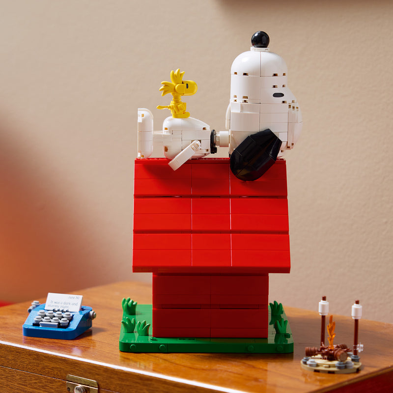 Peanuts: Snoopy's Doghouse