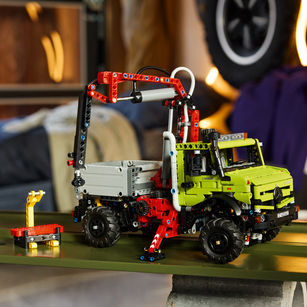 Mercedes-Benz Unimog U 5023 with Crane