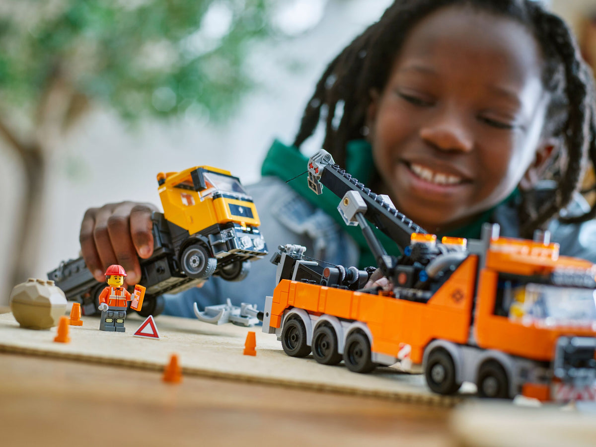Heavy-Duty Recovery Tow Truck with Crane