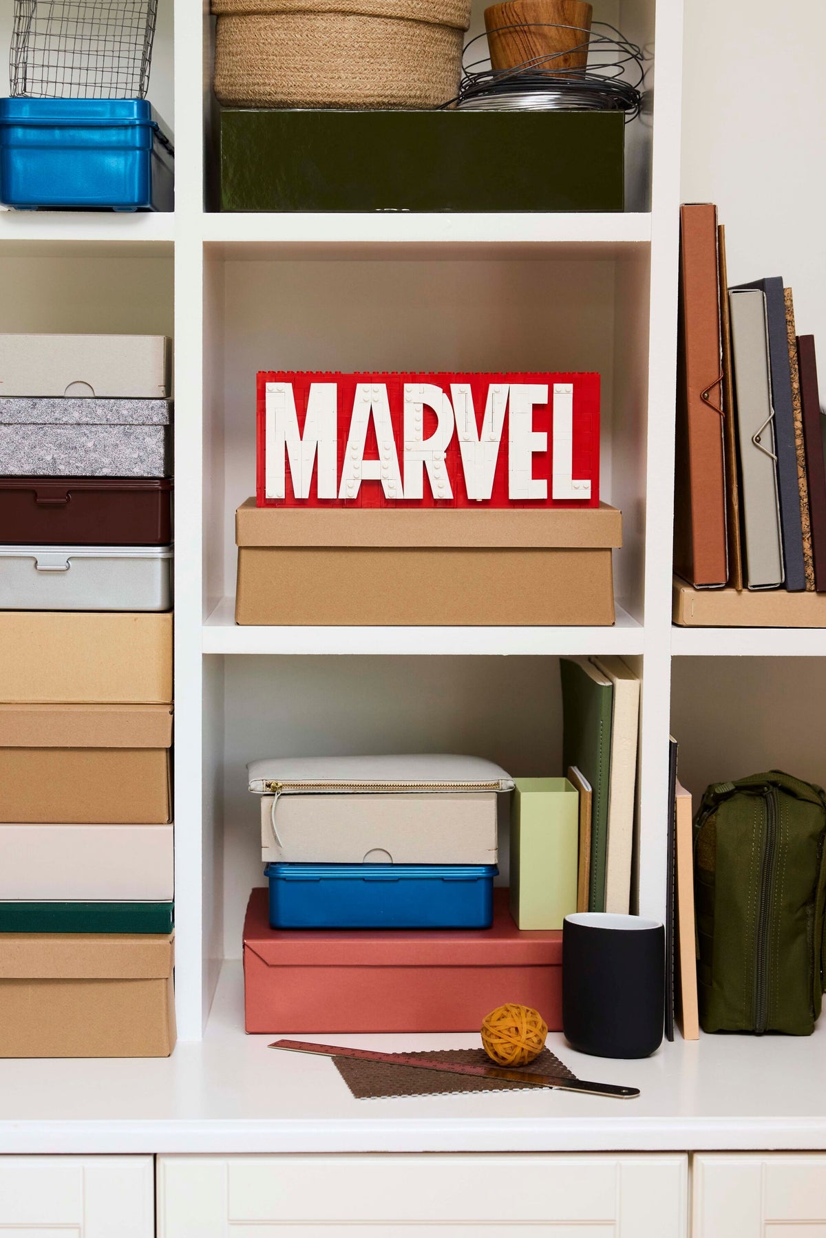 MARVEL Logo & Minifigures
