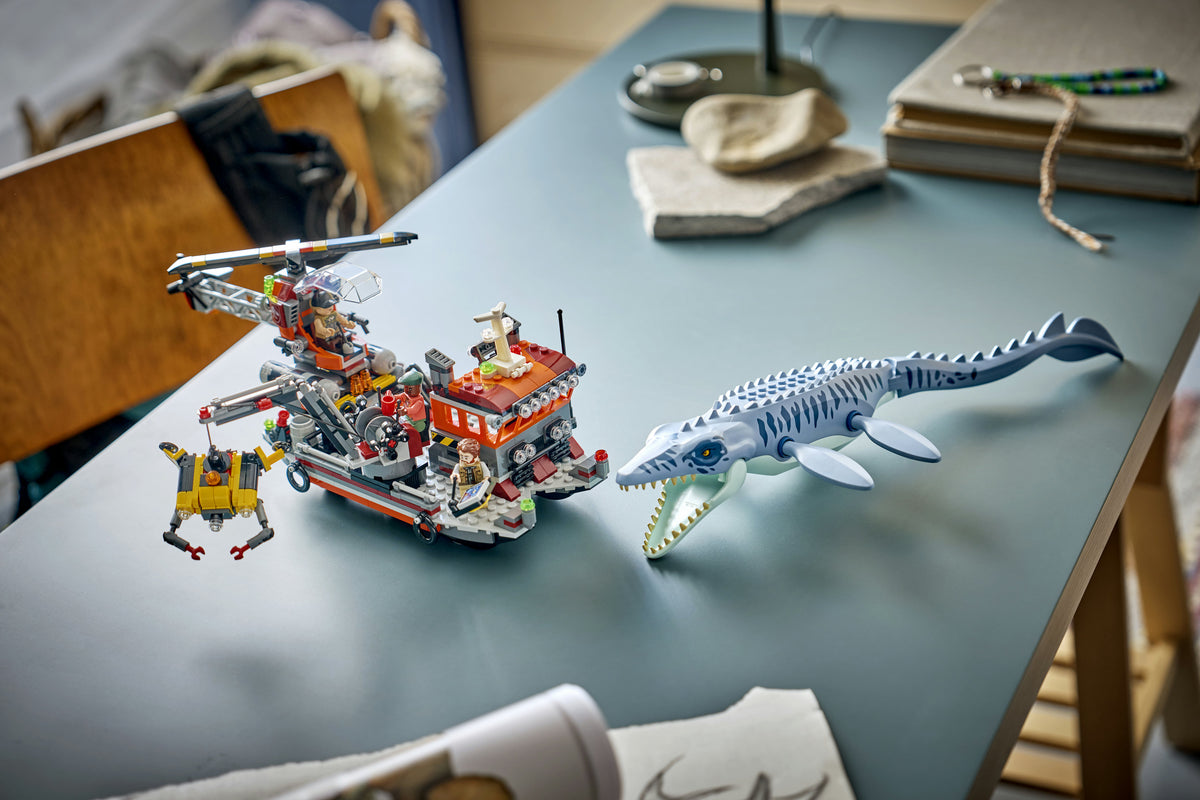Mosasaurus Dinosaur Boat Attack